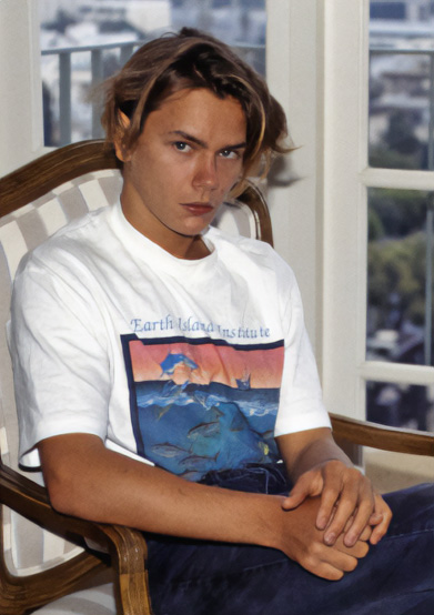 male actors from the 90s beautiful men 90s guys in the 90s  RIVER PHOENIX 